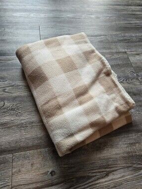 Old Navy Plush Checkered Throw Blanket in Cream and Tan - Soft Home Bedding